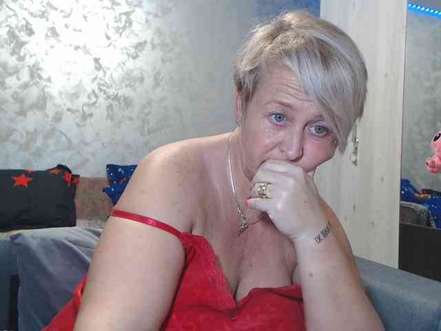 LovePinkLilli webcam