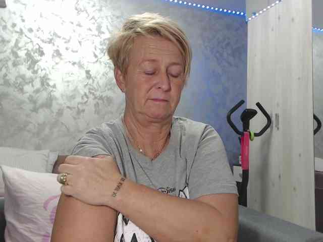 LovePinkLilli webcam