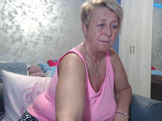 LovePinkLilli webcam