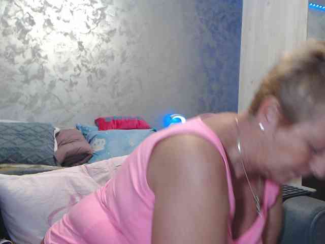 LovePinkLilli webcam