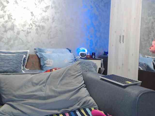 LovePinkLilli webcam