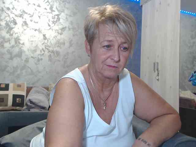 LovePinkLilli webcam