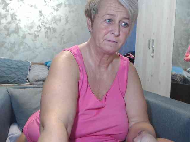 LovePinkLilli webcam