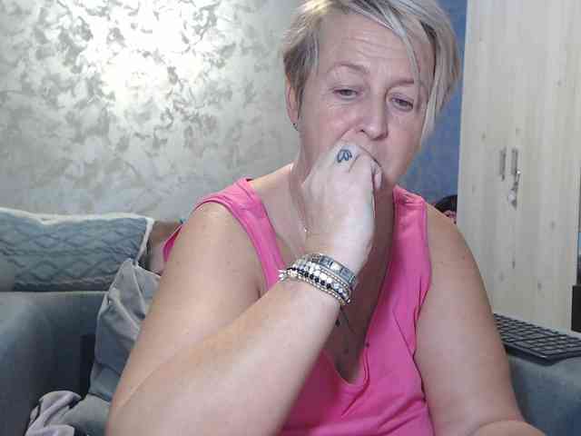 LovePinkLilli webcam