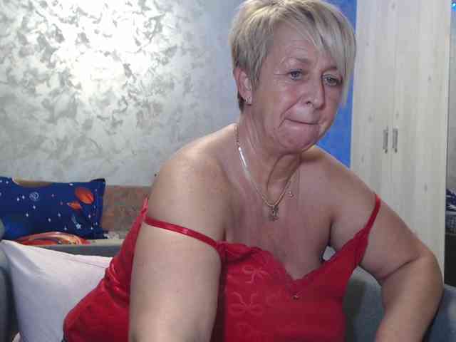 LovePinkLilli webcam