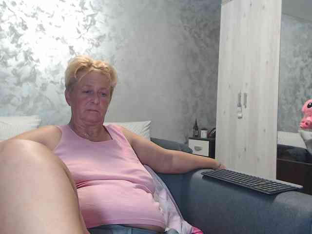 LovePinkLilli webcam