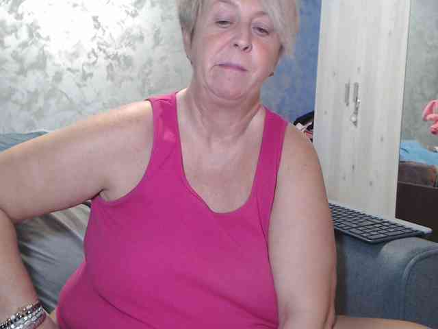 LovePinkLilli webcam