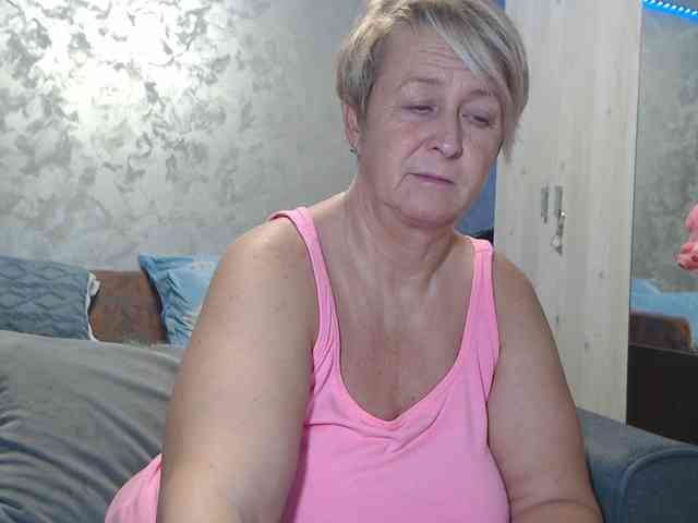 LovePinkLilli webcam