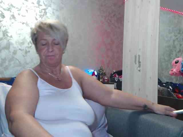 LovePinkLilli webcam