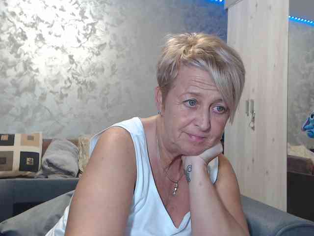 LovePinkLilli webcam