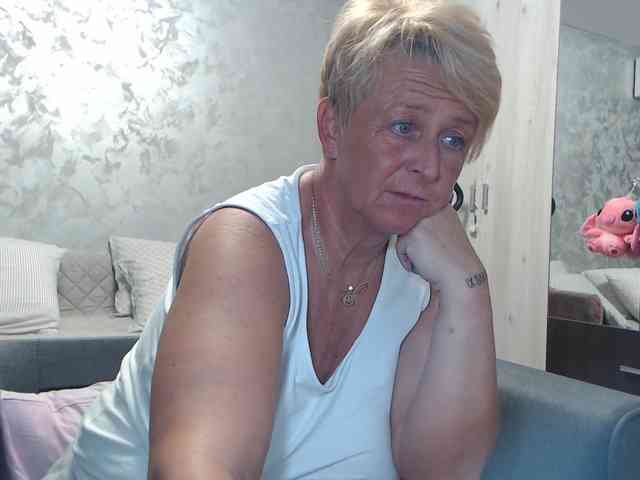 LovePinkLilli webcam