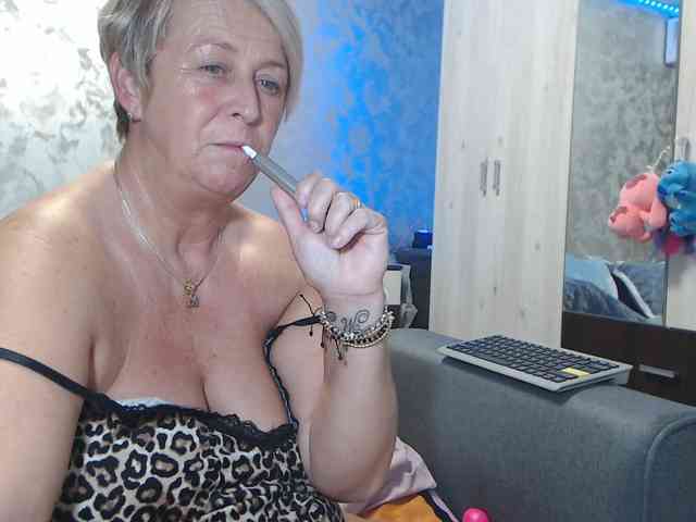 LovePinkLilli webcam