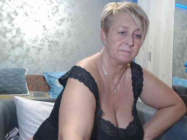 LovePinkLilli webcam