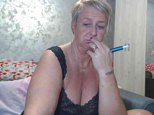 LovePinkLilli webcam