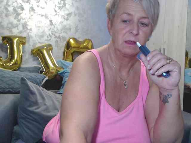 LovePinkLilli webcam