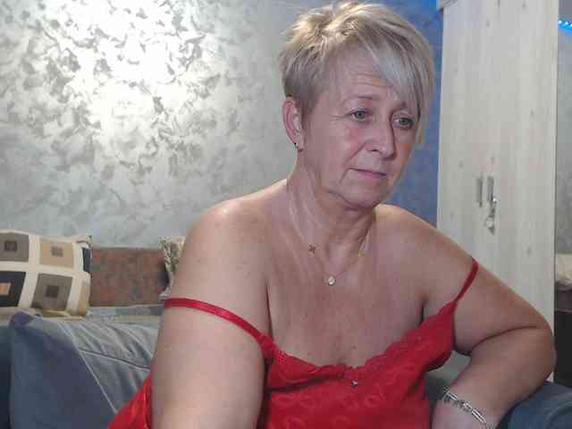 LovePinkLilli webcam