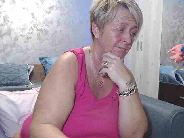 LovePinkLilli webcam