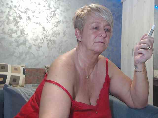 LovePinkLilli webcam