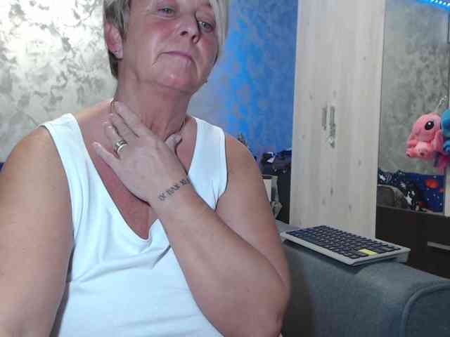 LovePinkLilli webcam