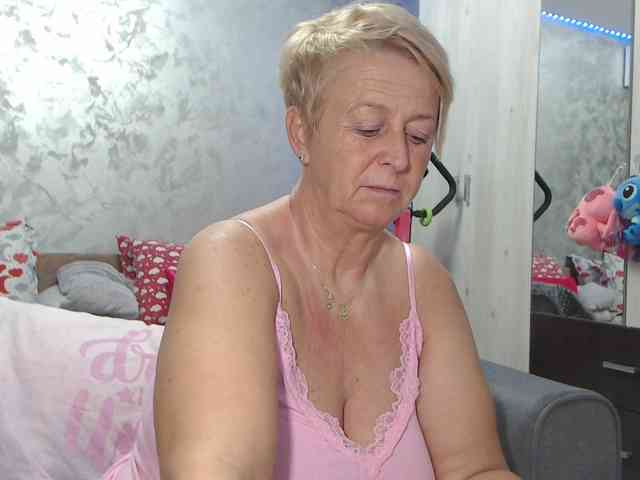 LovePinkLilli webcam