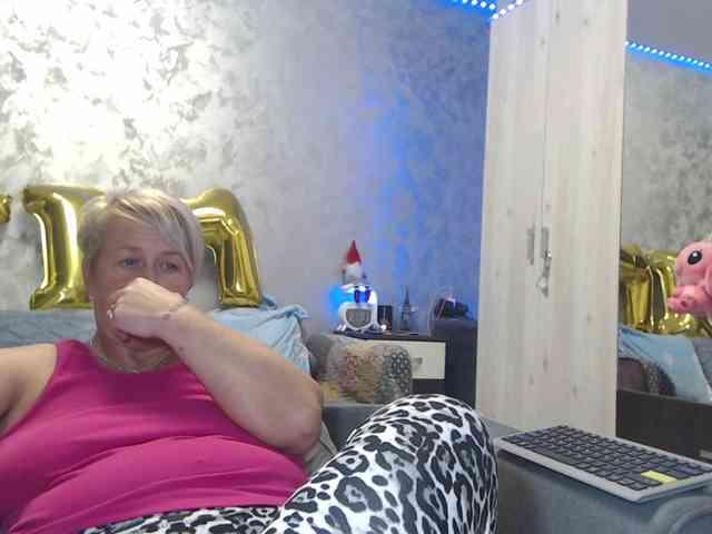 LovePinkLilli webcam