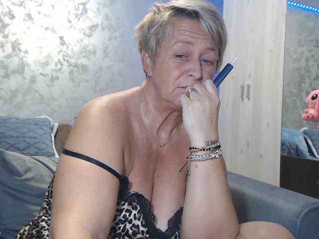 LovePinkLilli webcam