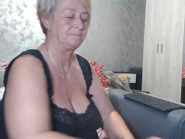 LovePinkLilli webcam