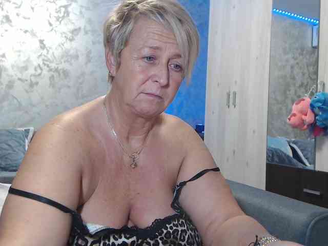 LovePinkLilli webcam