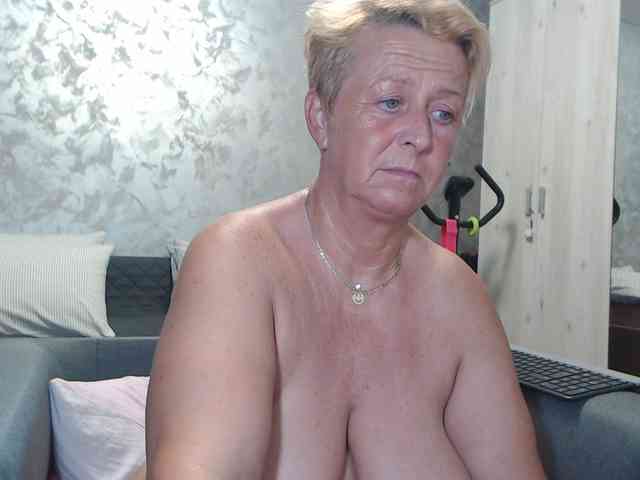 LovePinkLilli webcam