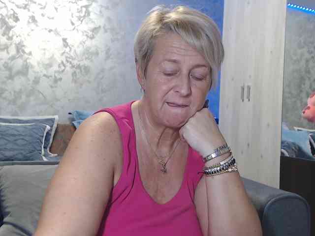 LovePinkLilli webcam