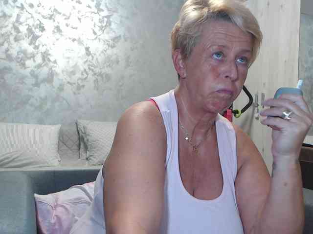LovePinkLilli webcam