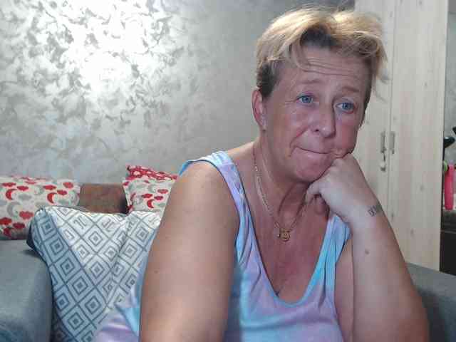 LovePinkLilli webcam