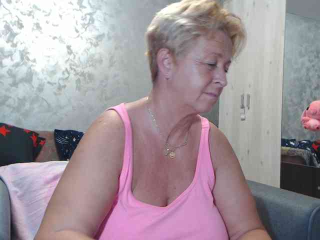 LovePinkLilli webcam
