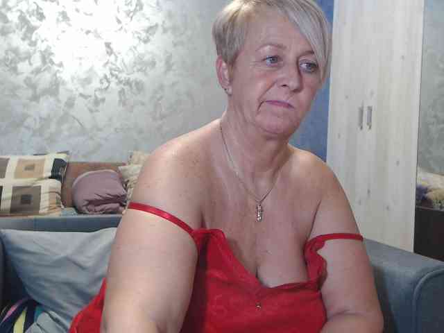 LovePinkLilli webcam