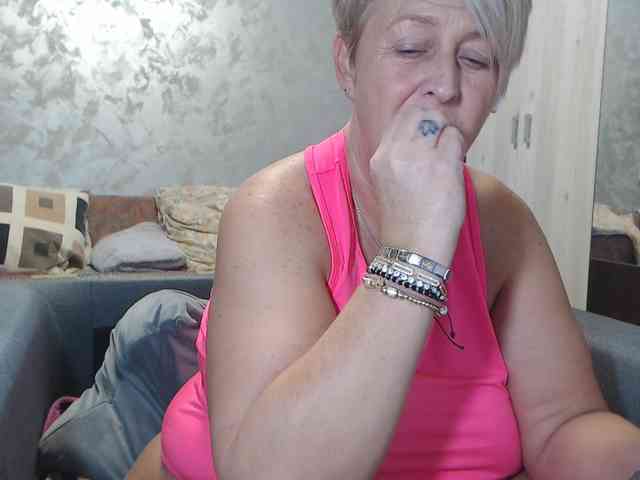 LovePinkLilli webcam