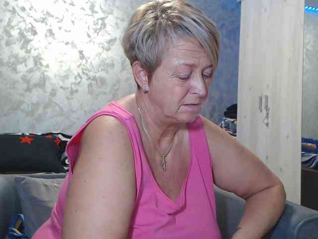 LovePinkLilli webcam