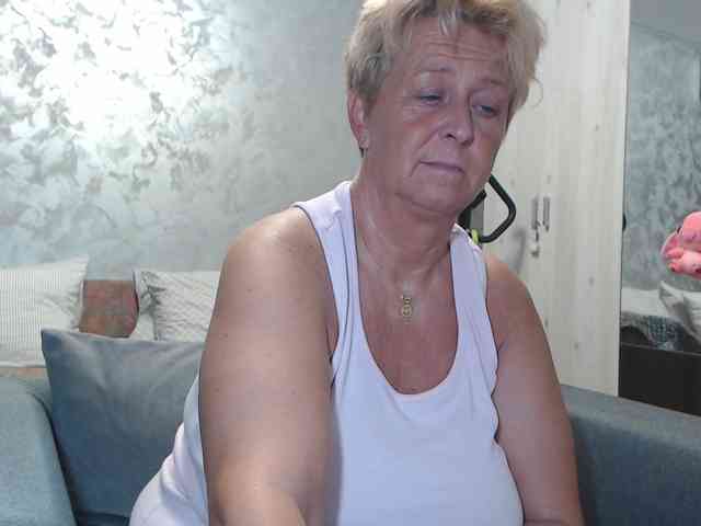 LovePinkLilli webcam