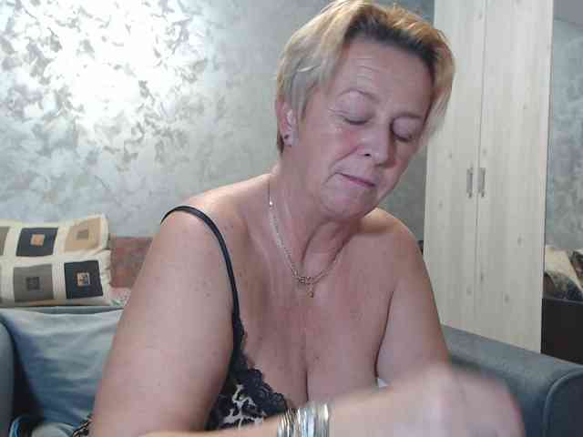 LovePinkLilli webcam