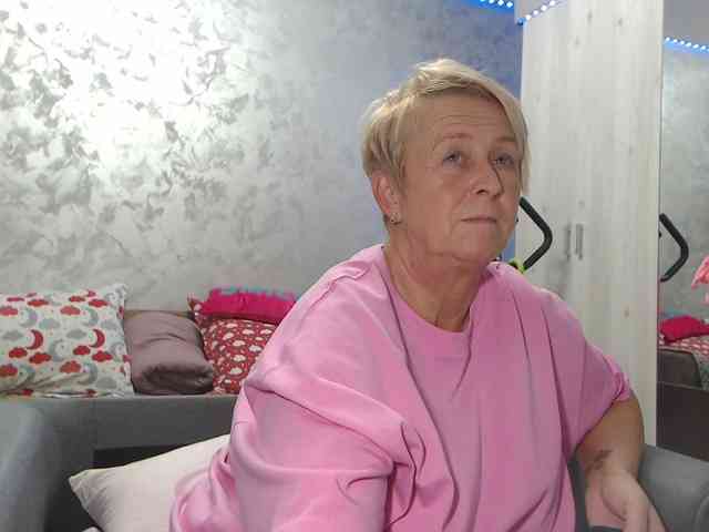 LovePinkLilli webcam