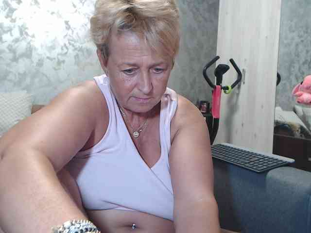 LovePinkLilli webcam
