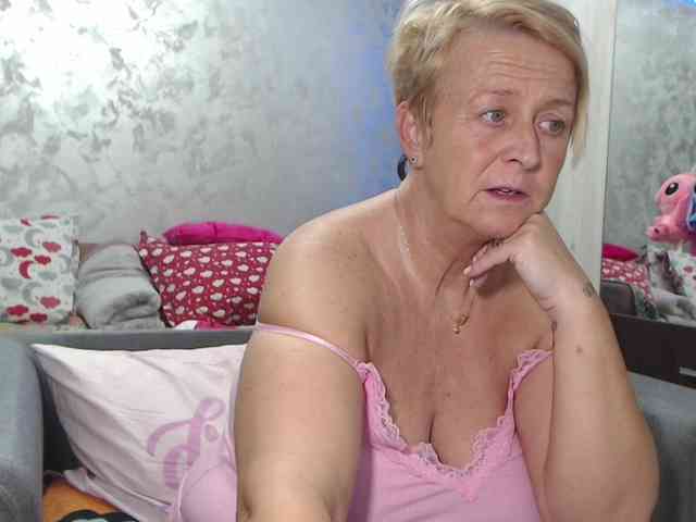 LovePinkLilli webcam