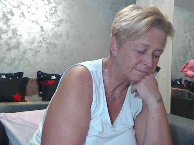 LovePinkLilli webcam