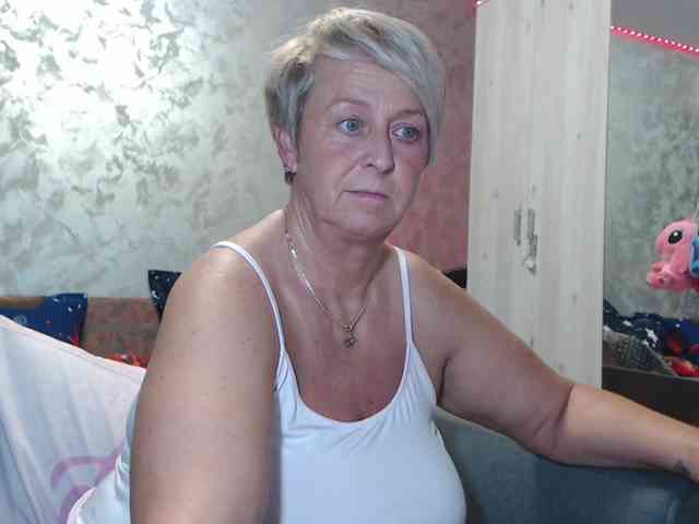 LovePinkLilli webcam