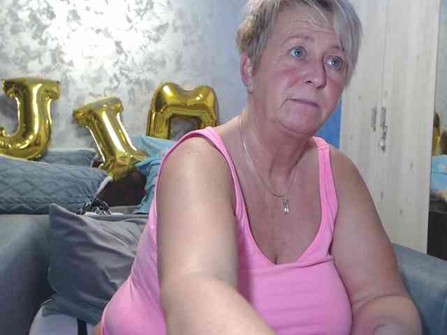 LovePinkLilli webcam