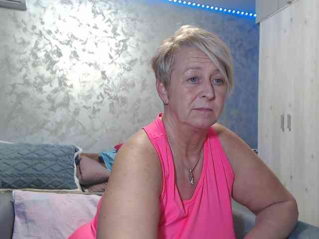 LovePinkLilli webcam