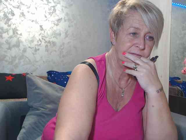 LovePinkLilli webcam