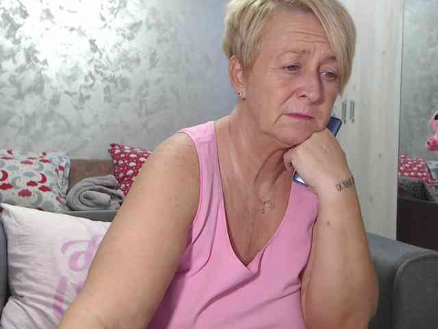 LovePinkLilli webcam