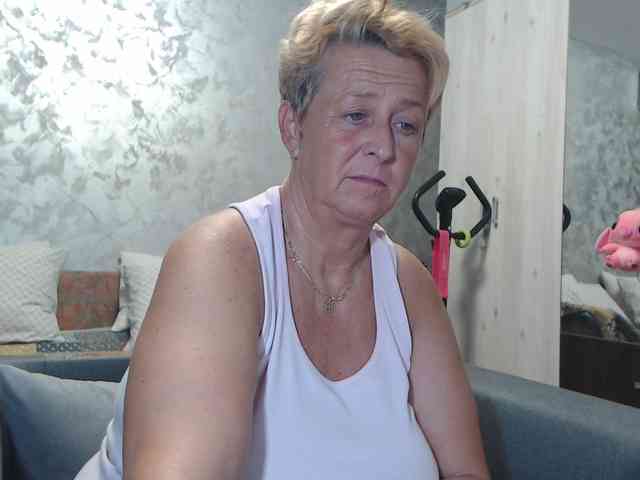 LovePinkLilli webcam