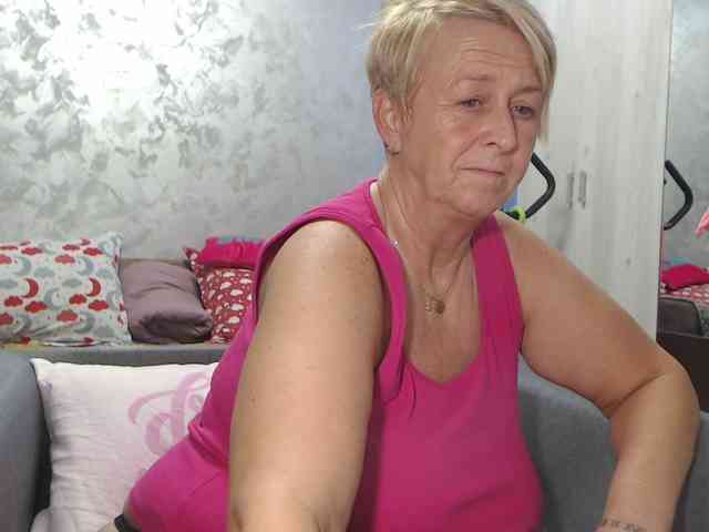 LovePinkLilli webcam