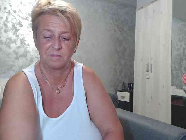 LovePinkLilli webcam